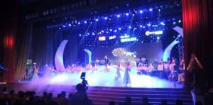 Bố trí sân khấu cho các buổi liên hoan công ty 191 Máy tạo khói chuyên nghiệp cho sân khấu hoạt động như thế nào 2